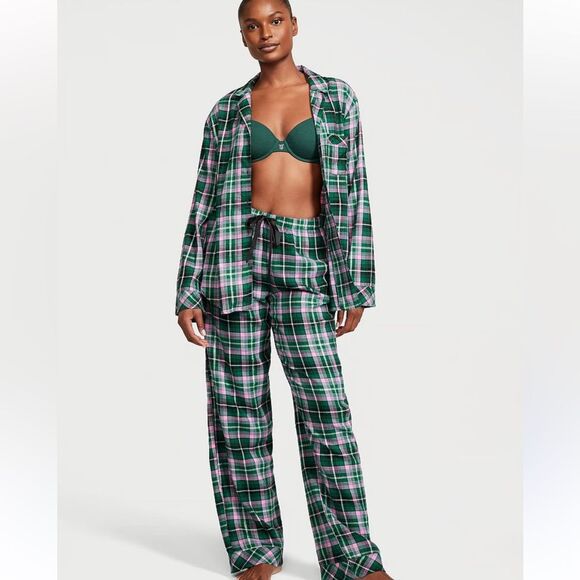 Victoria’s Secret Flannel long Pajamas set pink/green size M NWT in packaging